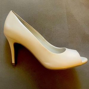 BRAND NEW Cole Haan pumps